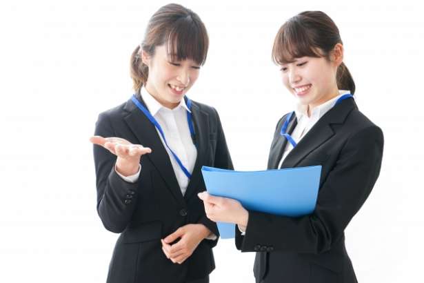 電話対応後伝言メモを渡す女性社員
