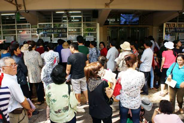 病院（医療クリニック）の受付が外来で混雑