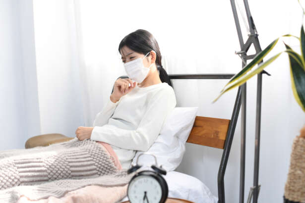 社会人として自身の体調不良で仕事を休まなければならない場合、必ず会社へ休む旨の連絡を入れる必要があります。
