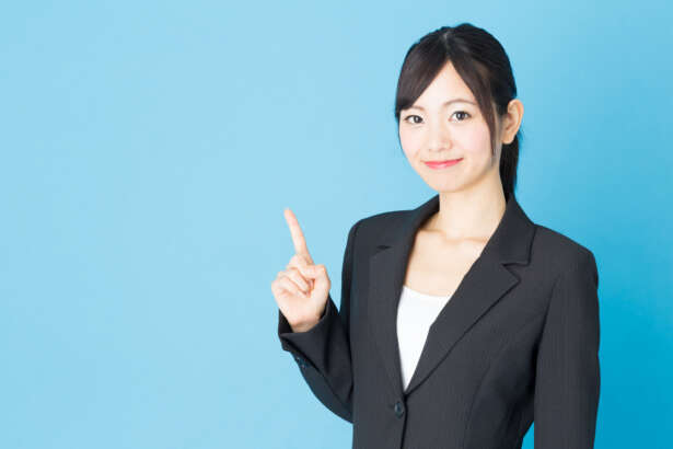 業界実績があるか・対応時間・対応言語の柔軟性・業務引き継ぎやマニュアル対応の体制などのポイントがあります。